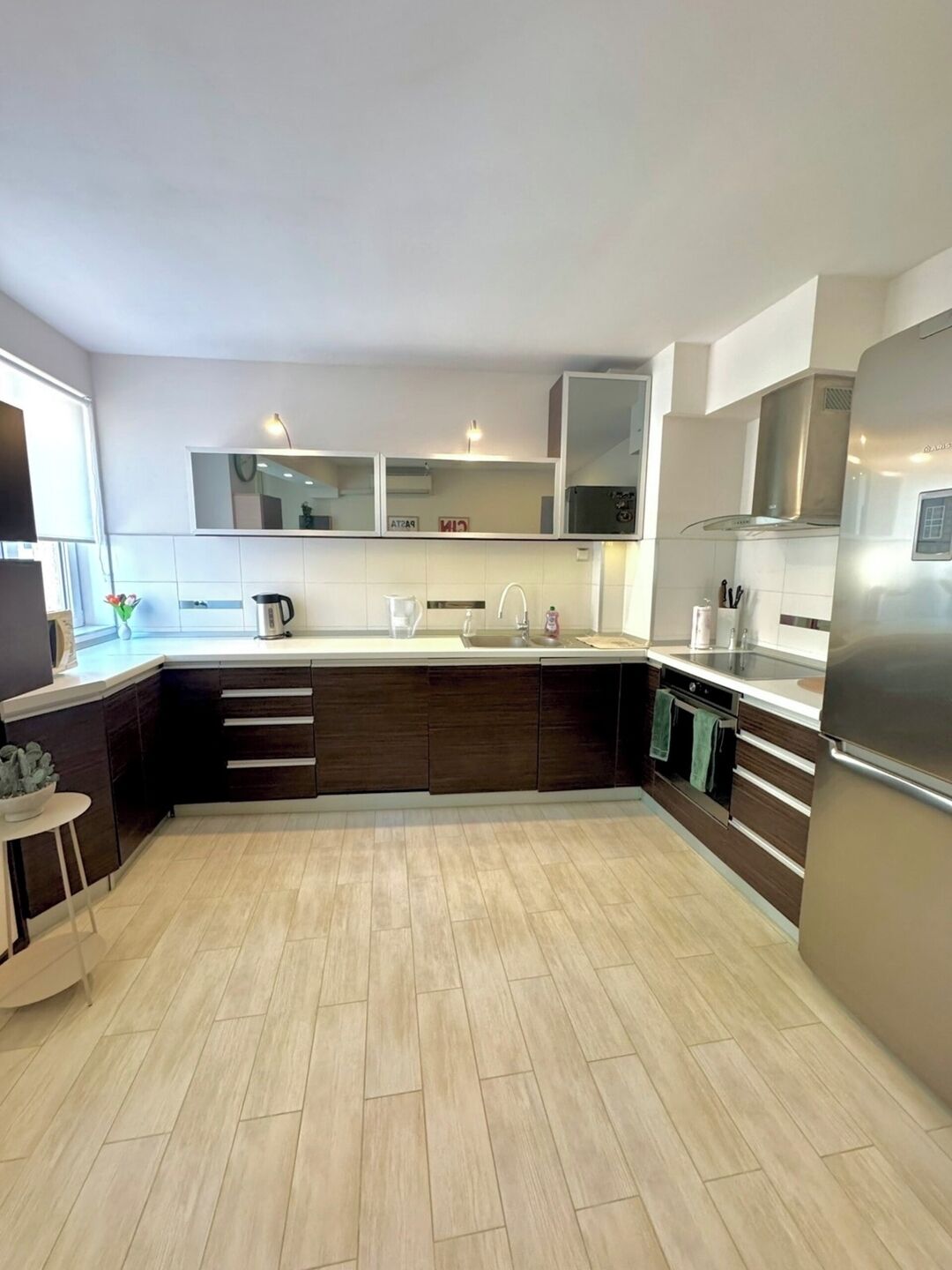 Frigorífico, microondas, horno y placa de cocina