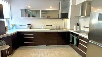 Kjøleskap, mikrobølgeovn, ovn og kokeplater