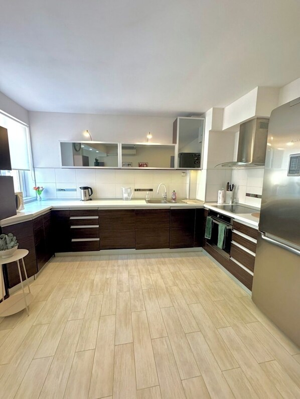 Kjøleskap, mikrobølgeovn, ovn og kokeplater