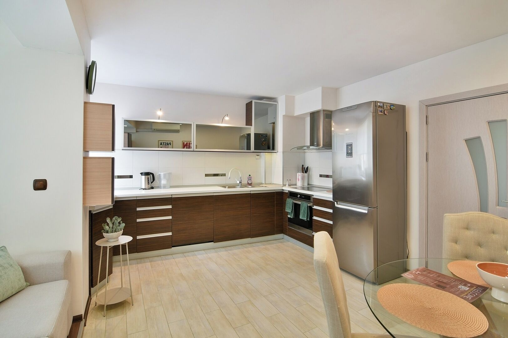 Frigorífico, microondas, horno y placa de cocina