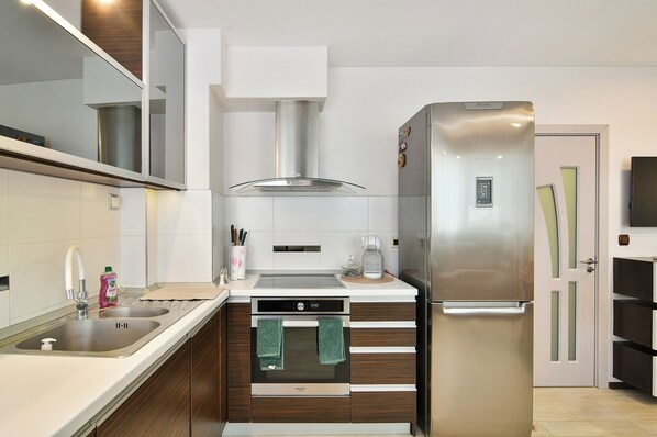Fridge, microwave, oven, stovetop
