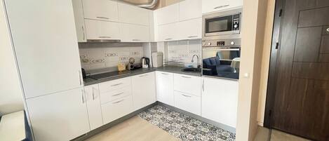 Frigorífico, microondas, horno y placa de cocina