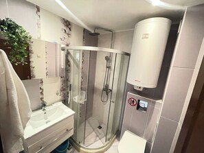 Bathroom - Sunny Varvara Apartment (Kabakum)