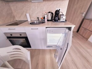 Fridge, oven, stovetop, coffee/tea maker