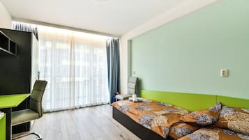 Iron/ironing board, WiFi, bed sheets