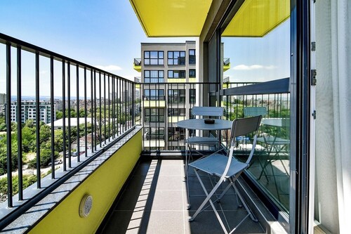 Azure View–2BR Luxury Apartment - free parking