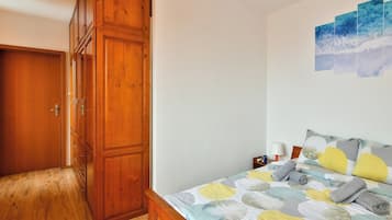 Iron/ironing board, WiFi, bed sheets