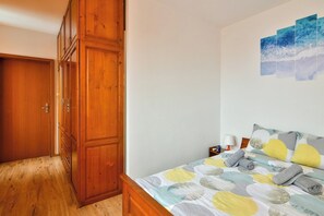 Iron/ironing board, WiFi, bed sheets