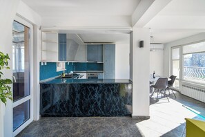 冷蔵庫、オーブン、コンロ、食器洗い機