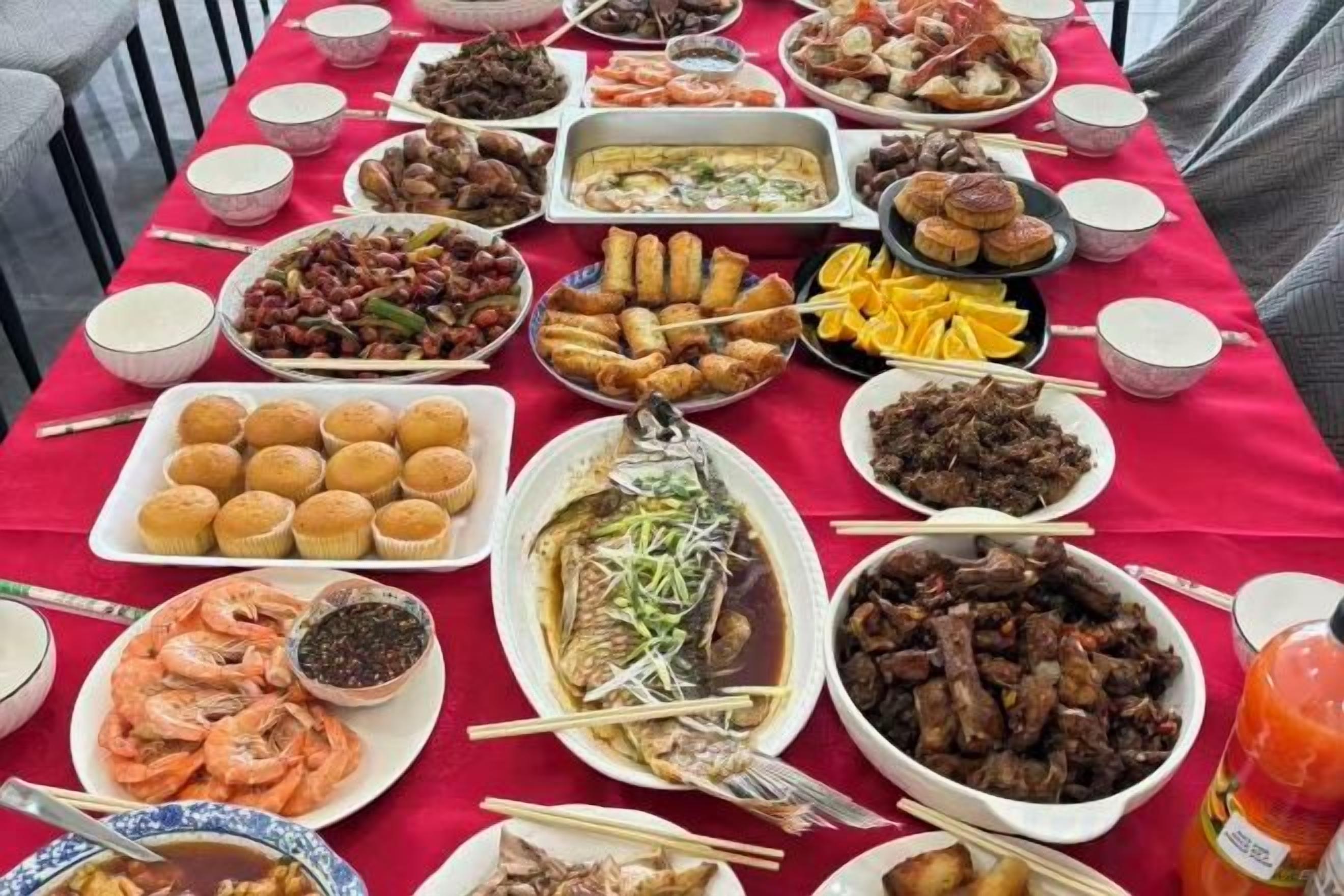 Une table avec différents plats et bols, probablement préparée pour un repas.