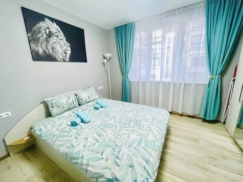 By the Sea and Nightlife - free parking