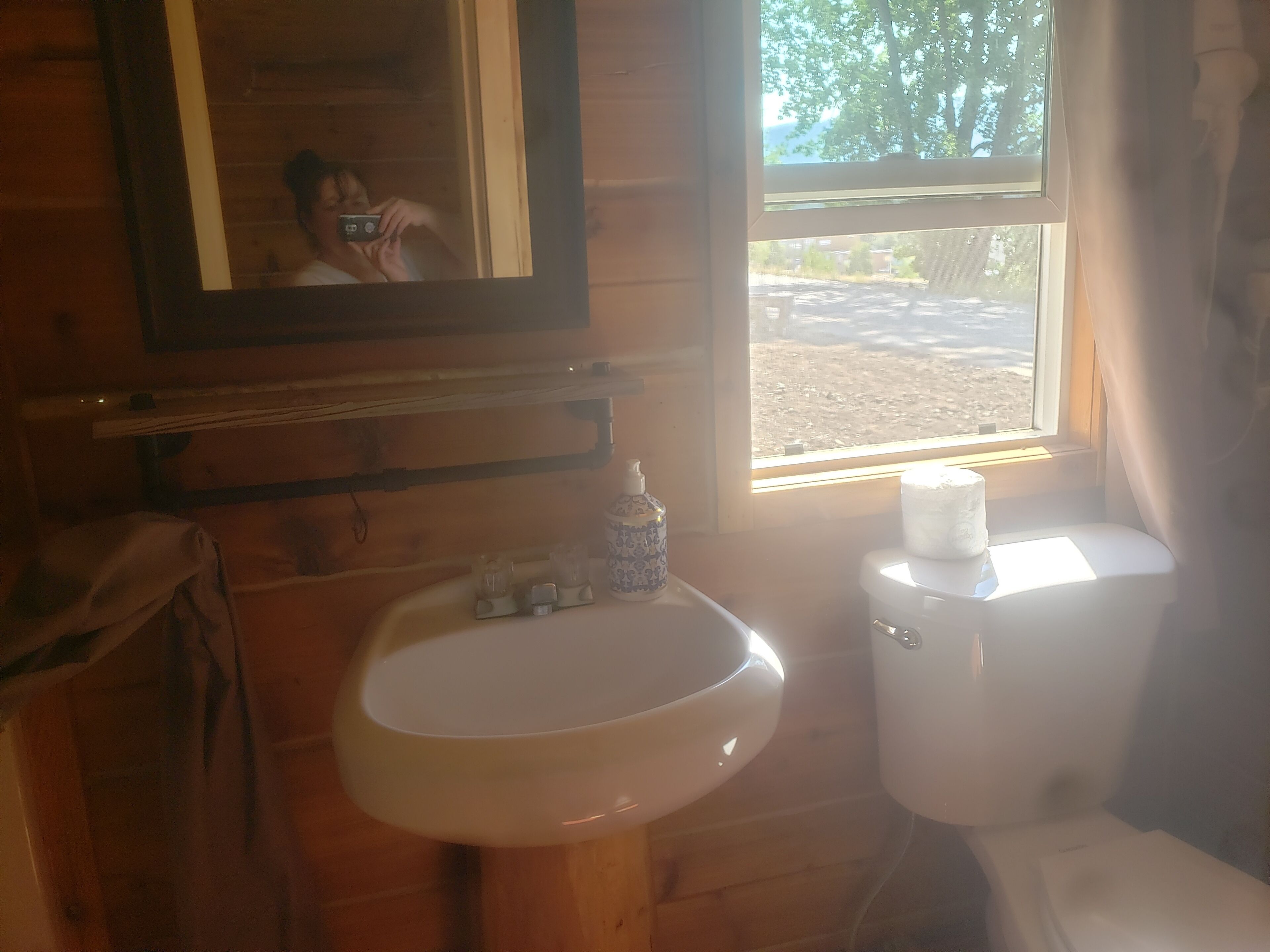 Sèche-cheveux, serviettes fournies, savon, shampoing