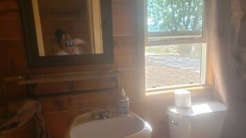 Sèche-cheveux, serviettes fournies, savon, shampoing