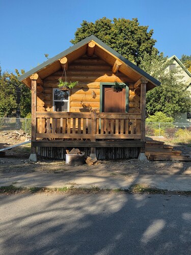 Charming cabin in delightful Thompson Falls with AC