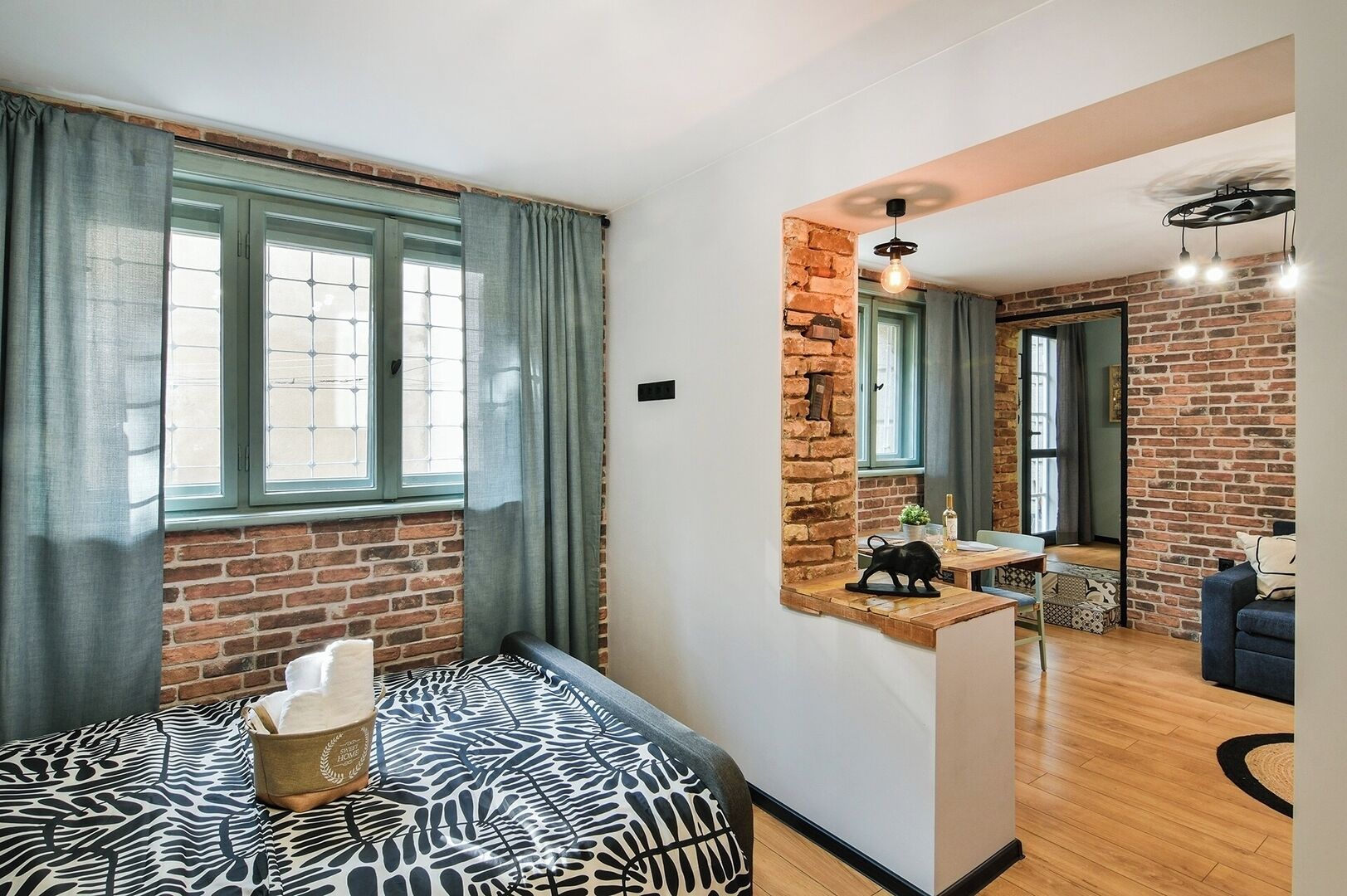 1 dormitorio, tabla de planchar con plancha, wifi y ropa de cama