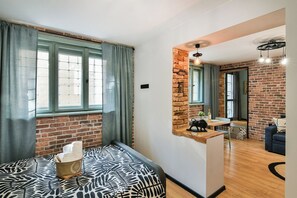 1 dormitorio, tabla de planchar con plancha, wifi y ropa de cama