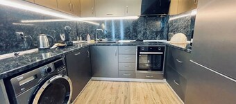 Golden Suite - 2bd apartment / free parking