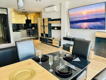 Dining. Golden Suite - 2bd apartment / free parking