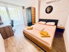 Iron/ironing board, WiFi, bed sheets