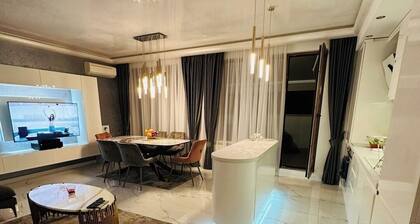 Spacious Penthouse 2BD apartment - free parking