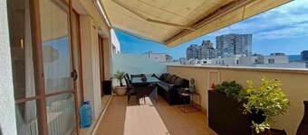 Spacious Penthouse 2BD apartment - free parking