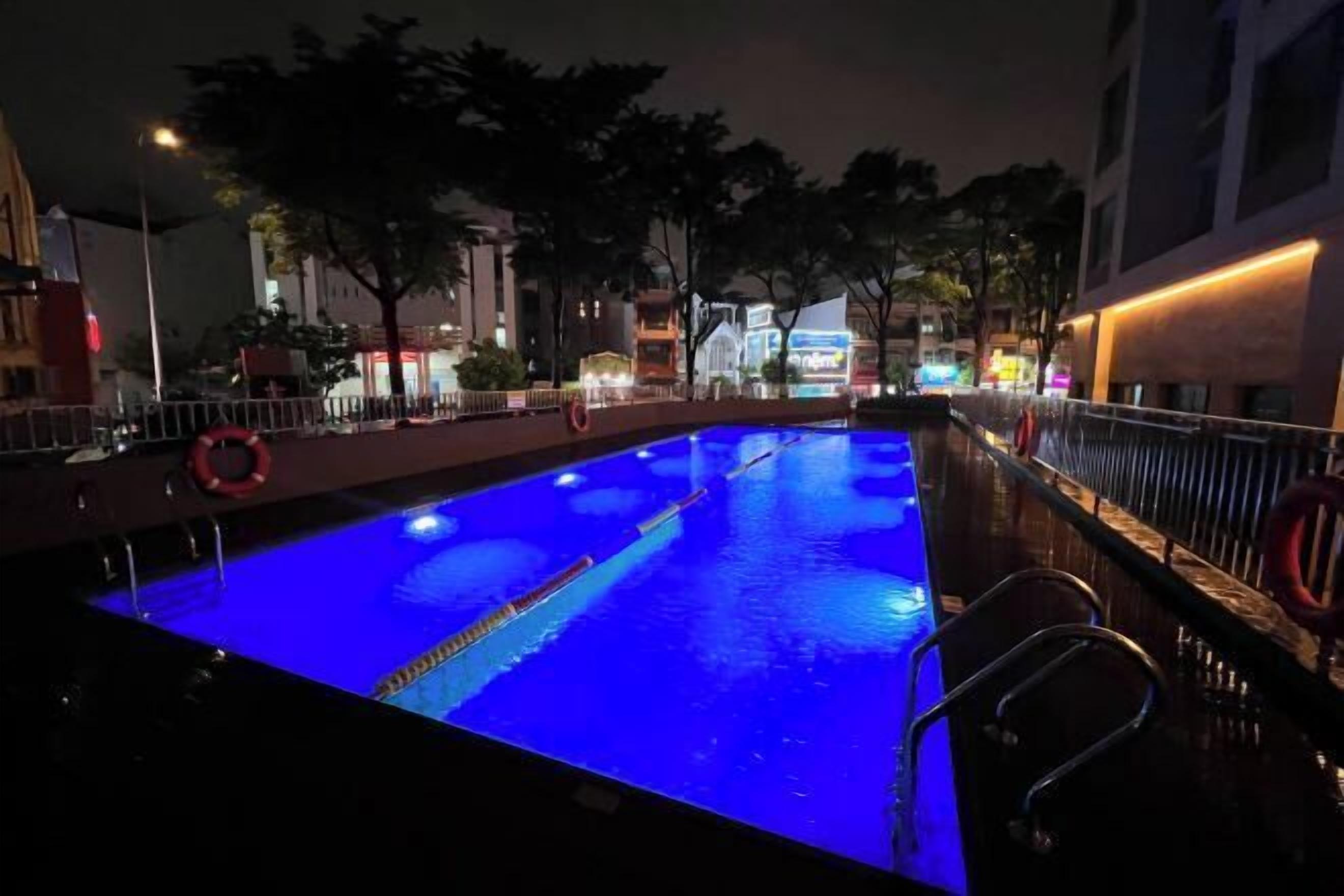 Hồ bơi ngoài trời