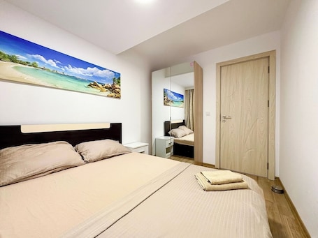 2 bedrooms, iron/ironing board, WiFi, bed sheets. City Charm Apartment 1