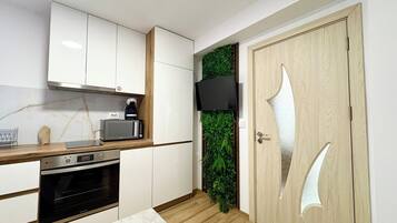 Fridge, microwave, oven, coffee/tea maker