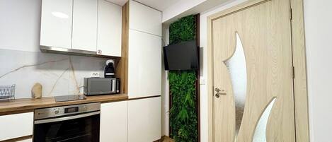 Een koelkast, een microgolfoven, een oven