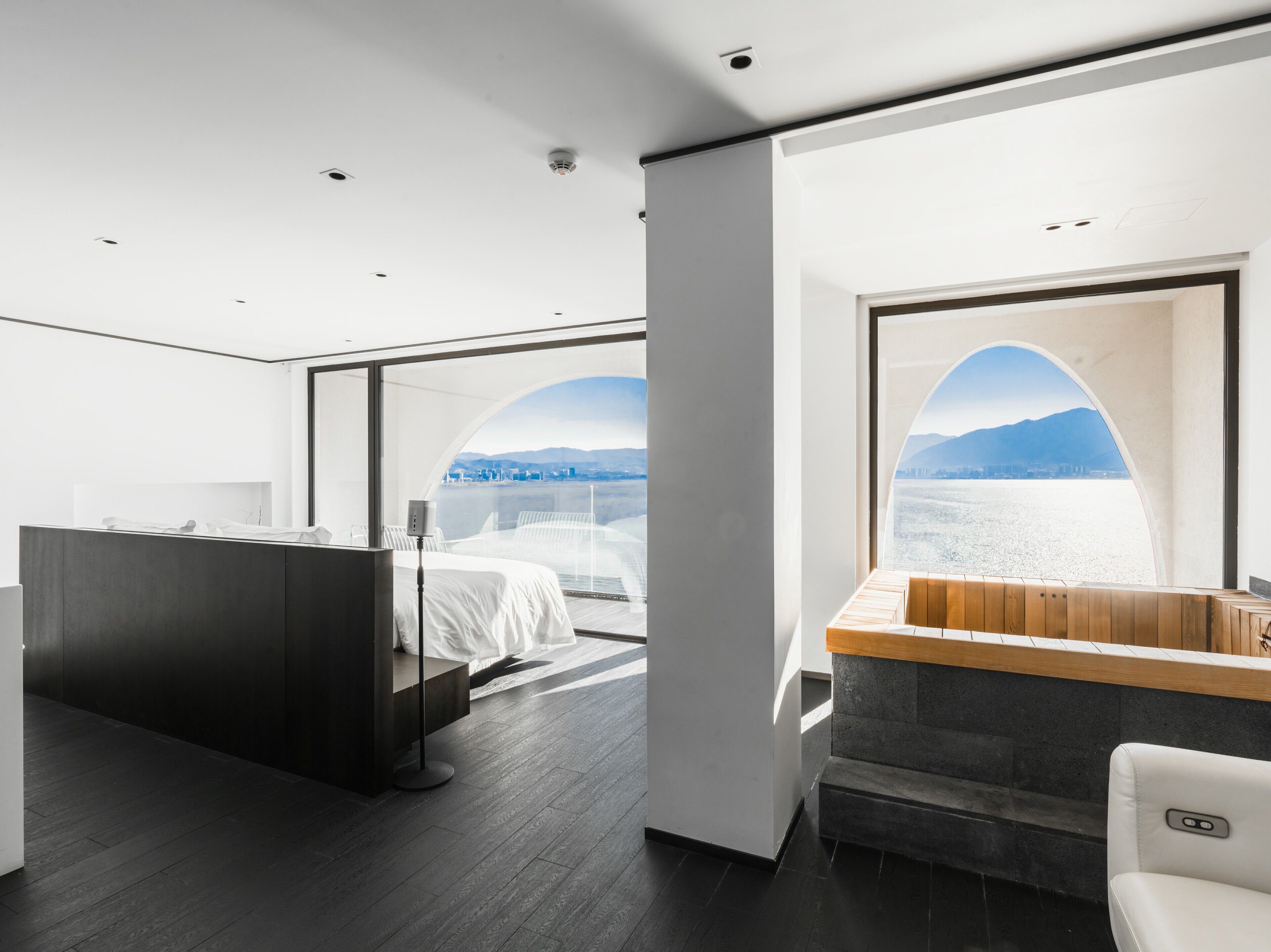 Luxury Suite, Sea View | Bathroom | Free toiletries, hair dryer, slippers, towels