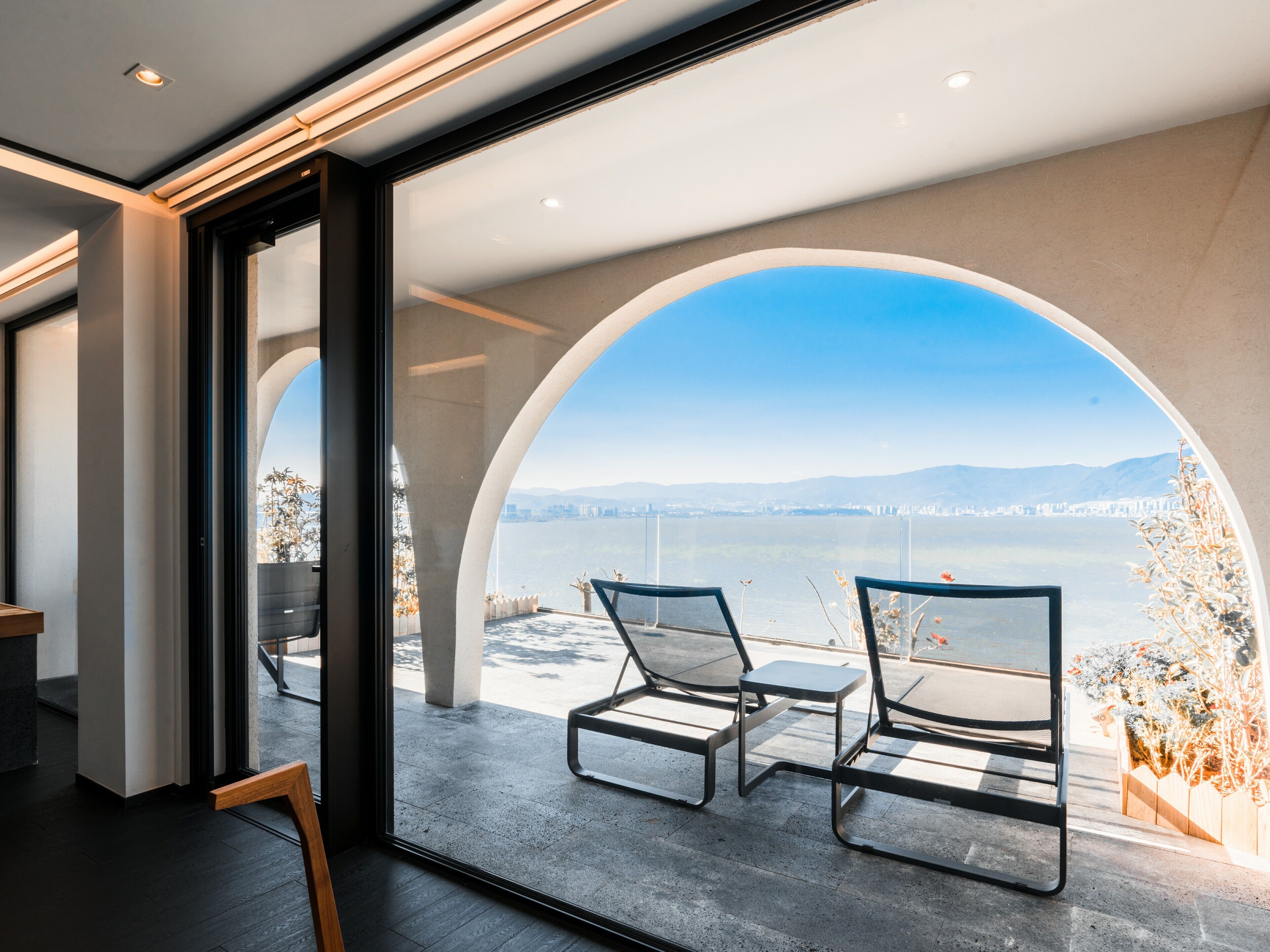 Escritorio, espacio para trabajar con laptop y cortinas blackout 