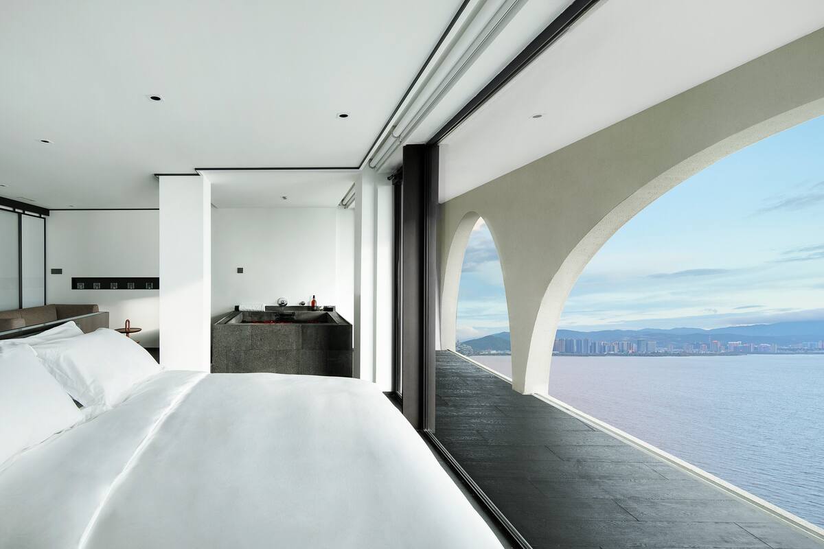Luxury Suite, Sea View | Meja, ruang kerja komputer riba, langsir/tirai gelap terus, kalis bunyi