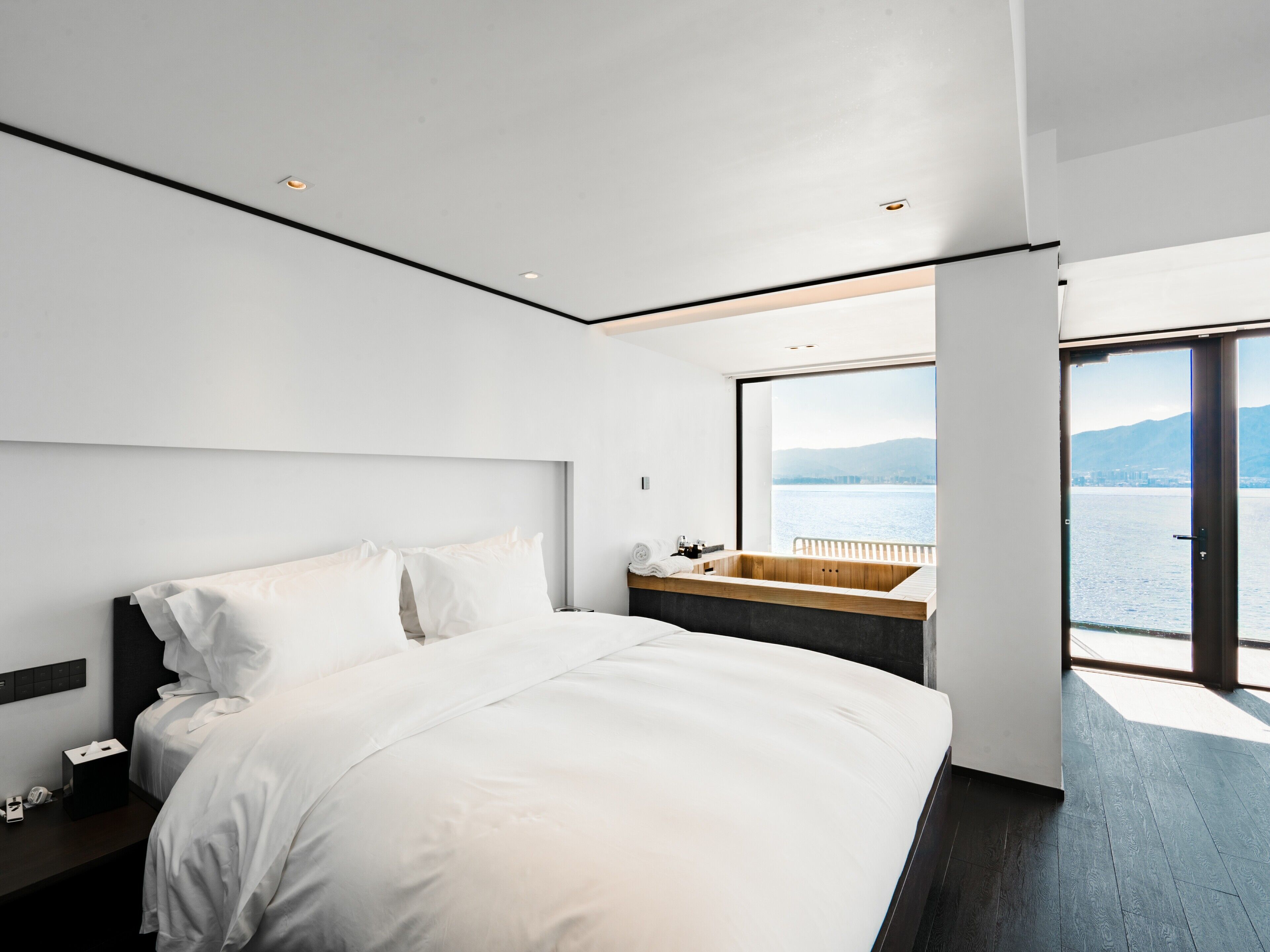 Comfort Suite, Sea View | Desk, laptop workspace, blackout drapes, soundproofing