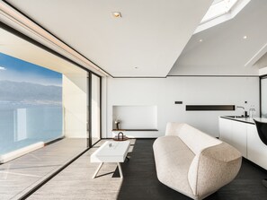 Suite – comfort, sjøutsikt | Skrivebord, skrivebord for bærbar PC, blendingsgardiner og lydisolert