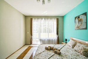 2 bedrooms, iron/ironing board, WiFi, bed sheets