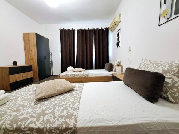 Iron/ironing board, WiFi, bed sheets