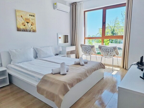 Tabla de planchar con plancha, wifi, ropa de cama