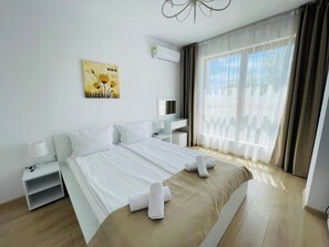 Tabla de planchar con plancha, wifi, ropa de cama