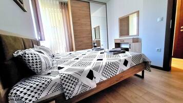 1 dormitorio, tabla de planchar con plancha, wifi y ropa de cama