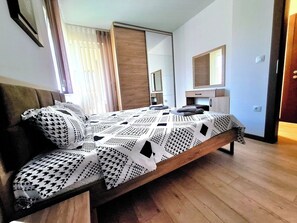 Iron/ironing board, WiFi, bed sheets