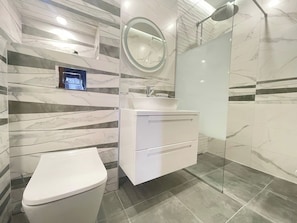 Haartrockner, Handtücher, Toilettenpapier