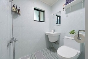 Room - Seoul Yapee guesthouse /Hongik University Sta. .Big House.party room.Two Rooms. (Seoul)
