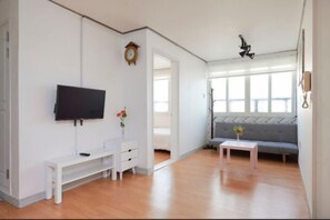 Room - Seoul Yapee guesthouse /Hongik University Sta. .Big House.party room.Two Rooms. (Seoul)