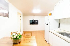 Room - Seoul Yapee guesthouse /Hongik University Sta. .Big House.party room.Two Rooms. (Seoul)