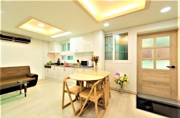 Room - Seoul Yapee guesthouse /Hongik University Sta. .Big House.party room.Two Rooms. (Seoul)