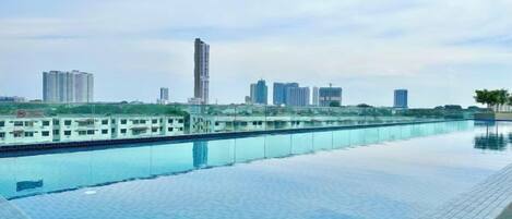 Una piscina con vista a un paisaje urbano de fondo.