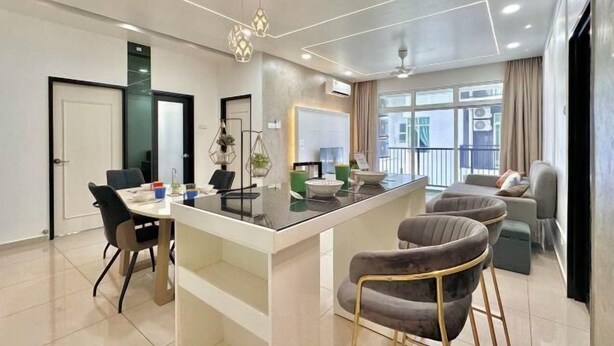 A modern kitchen with a central island, dining area, and seating. - Melaka Novo 8 Residence - Jonker Street by Stayrene (Melaka)