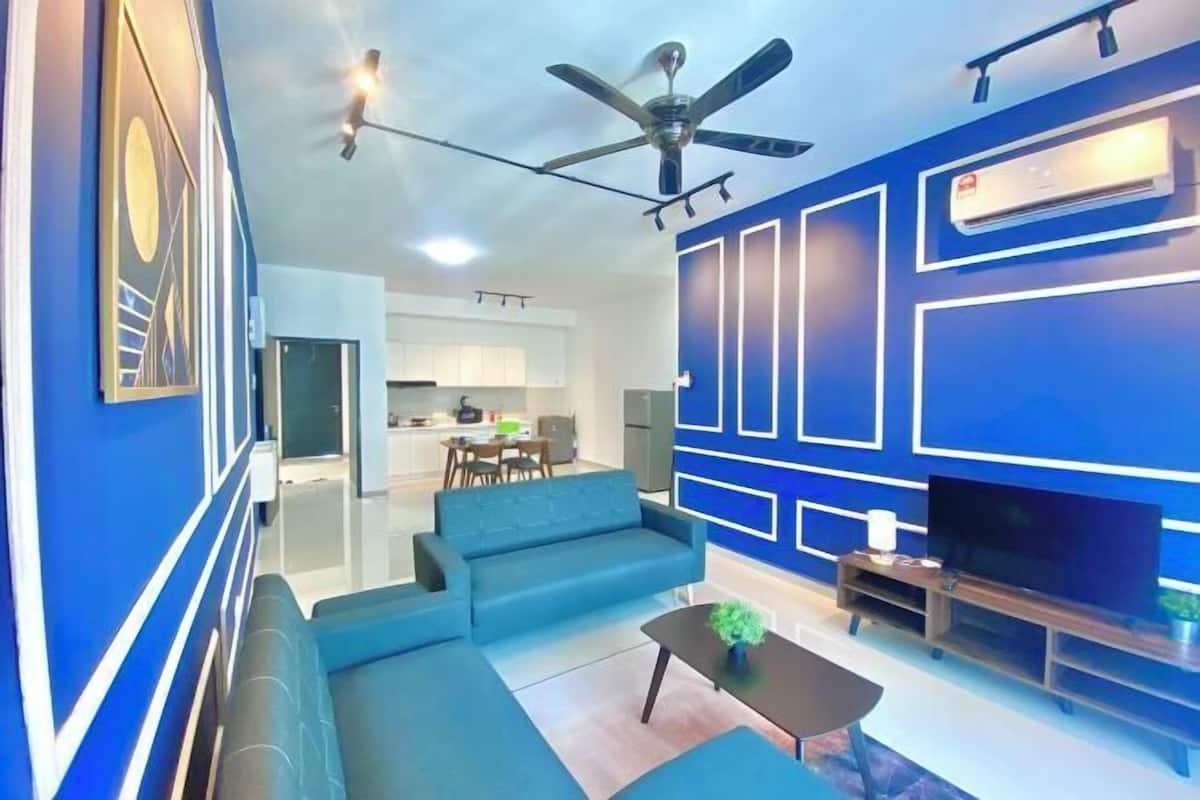 Uma sala de estar moderna com sofá, mesa de centro e televisão.