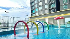 A swimming pool with colorful arches and a water fountain. - Melaka Novo 8 Residence - Jonker Street by Stayrene (Melaka)
