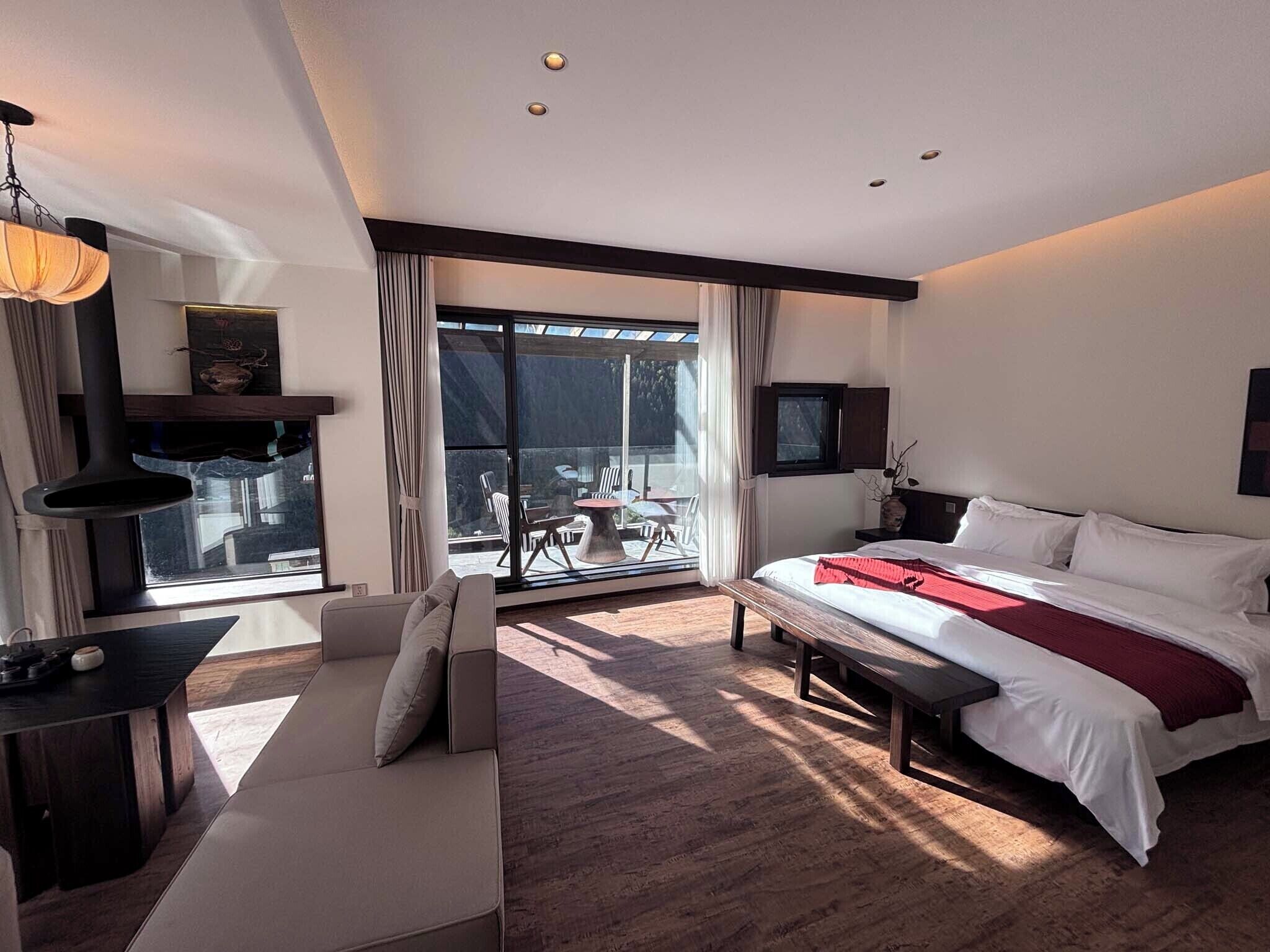 Habitación romántica doble, balcón, vistas a la colina | Wifi gratis